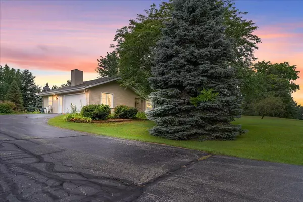 West Bend, WI 53095,5591 Jacqueline DRIVE