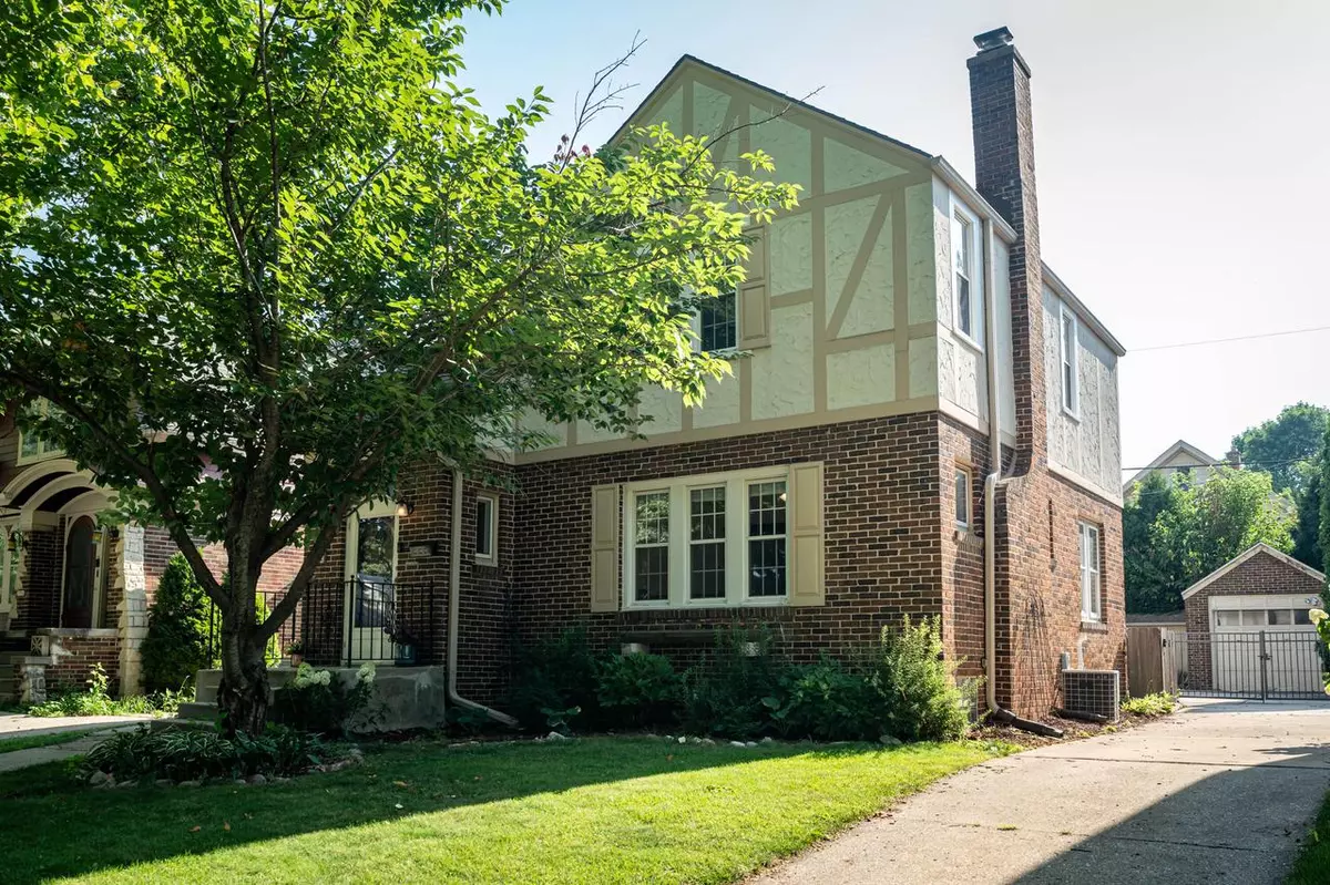 Wauwatosa, WI 53213,2552 N 69th STREET
