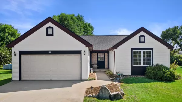 205 Shore CIRCLE, Oconomowoc, WI 53066