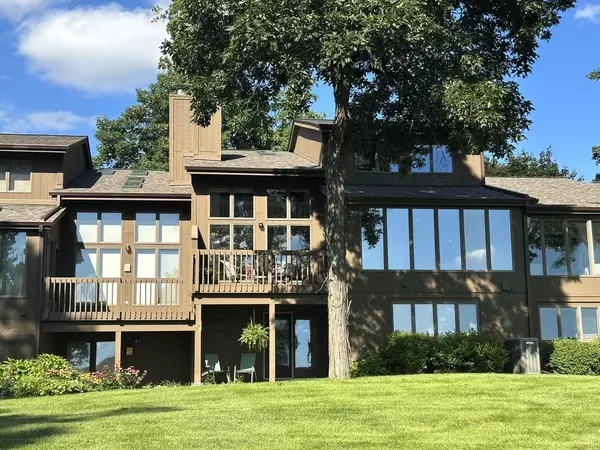 3757 Nagawicka Shores DRIVE, Hartland, WI 53029