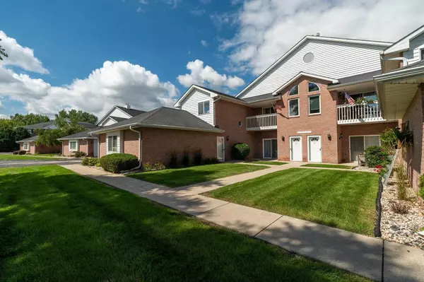 W241N2545 E Parkway Meadow CIRCLE #7, Pewaukee, WI 53072