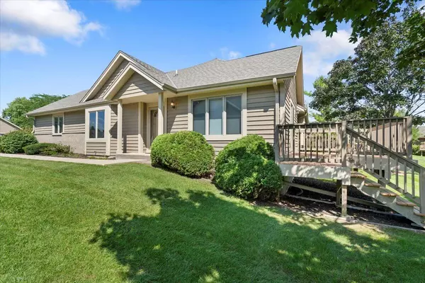 W240N2380 E Parkway Meadow CIRCLE #B, Pewaukee, WI 53072