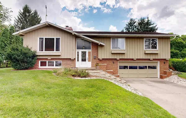 1402 Adrian BOULEVARD, Fort Atkinson, WI 53538