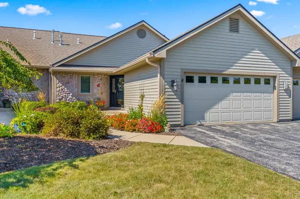 459 Sunset TRAIL #2, Hartland, WI 53029