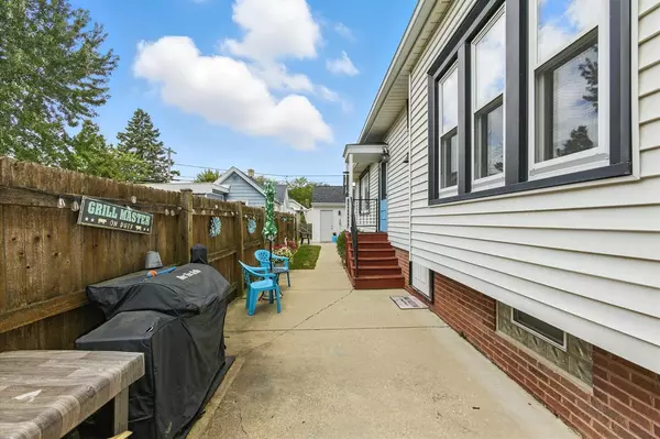 Racine, WI 53405,1328 Cleveland AVENUE #1328 1/2