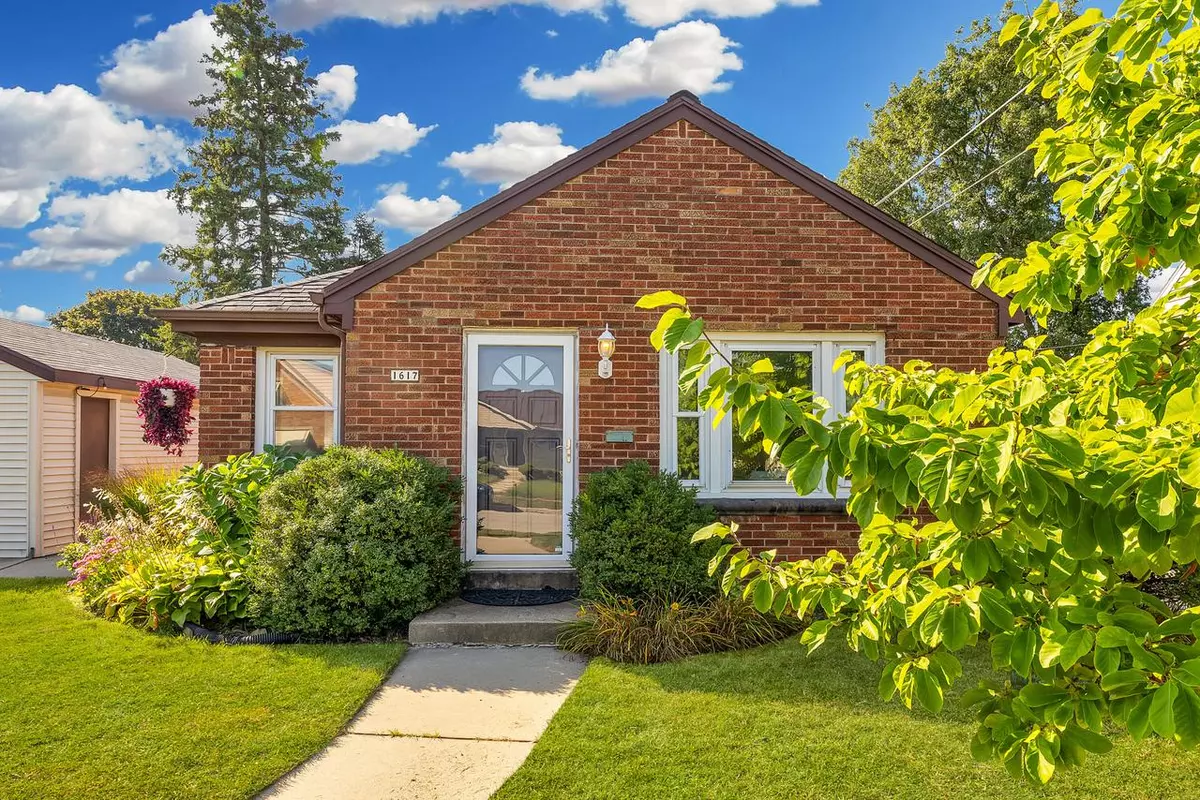 Saint Francis, WI 53235,1617 E Norwich AVENUE