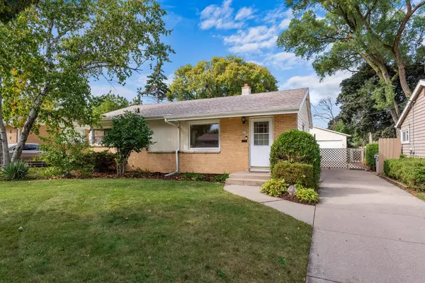 8510 W Arden PLACE, Milwaukee, WI 53225