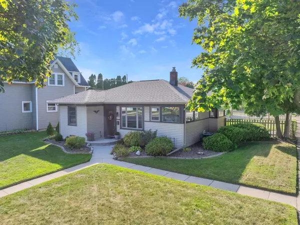 Sheboygan, WI 53081,2504 Lakeshore DRIVE