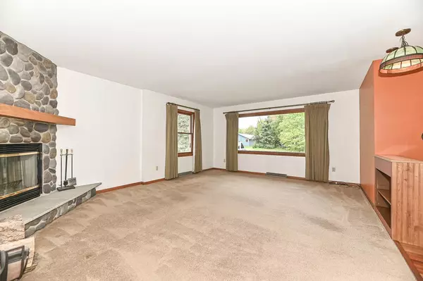 Mukwonago, WI 53149,341 Macarthur DRIVE