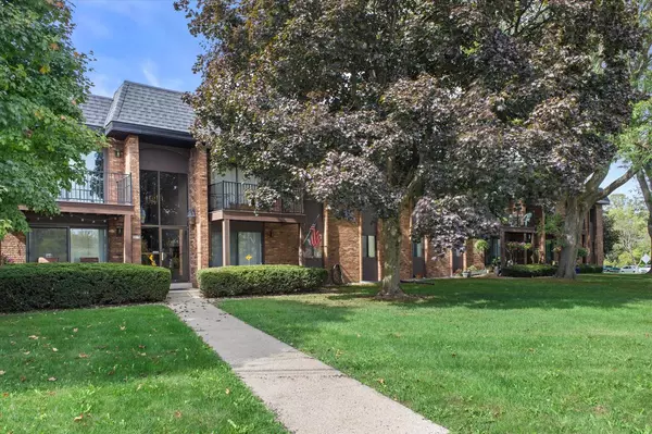 5175 S Root River PARKWAY #6, Greenfield, WI 53228