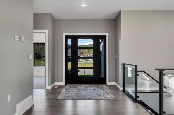 La Crescent, MN 55947,428 Backstretch COURT