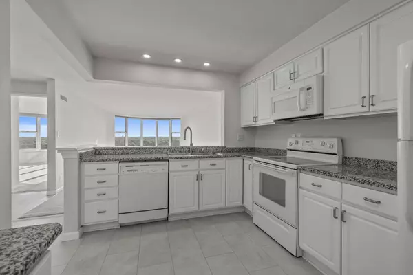 Milwaukee, WI 53207,2525 S Shore DRIVE #18B