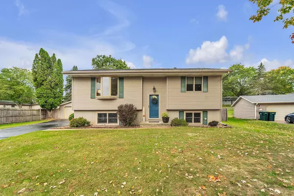 633 W Hollybrook LANE, Saukville, WI 53080