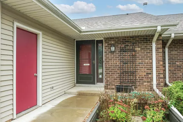 N49W36150 Nottingham LANE #12, Oconomowoc, WI 53066