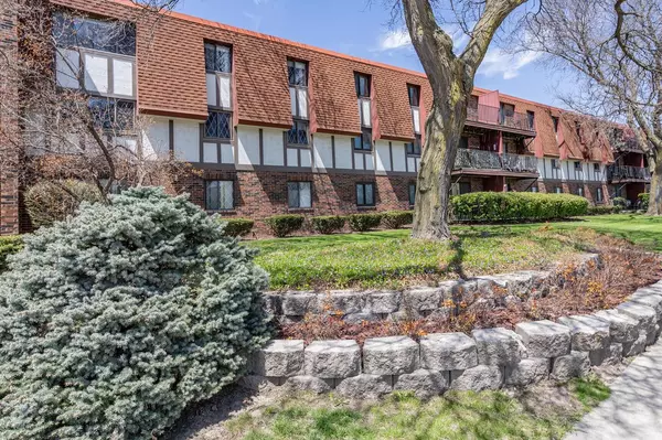 5253 N Lovers Lane ROAD #114, Milwaukee, WI 53225