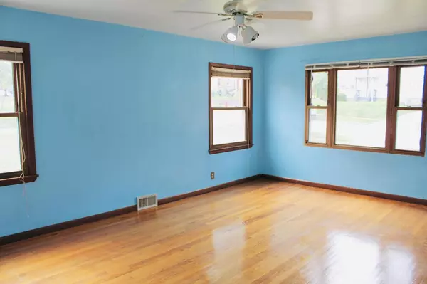 Milwaukee, WI 53221,4744 S 7th STREET