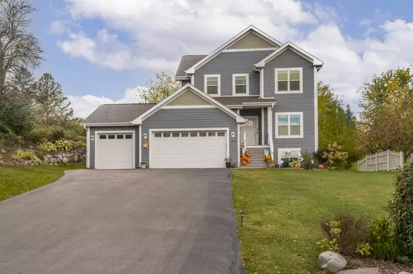 351 Stocks DRIVE, Delafield, WI 53018