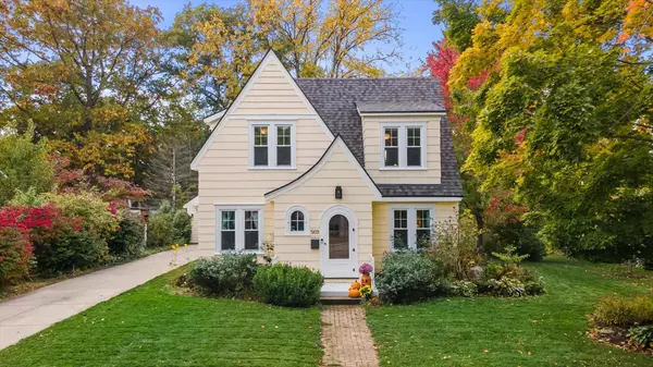 569 Greenland AVENUE, Oconomowoc, WI 53066