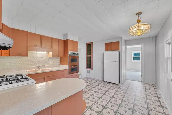 Milwaukee, WI 53211,2920 N Bartlett AVENUE