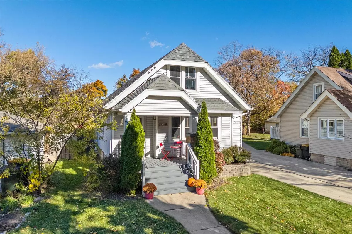 Wauwatosa, WI 53213,6742 Hillside LANE