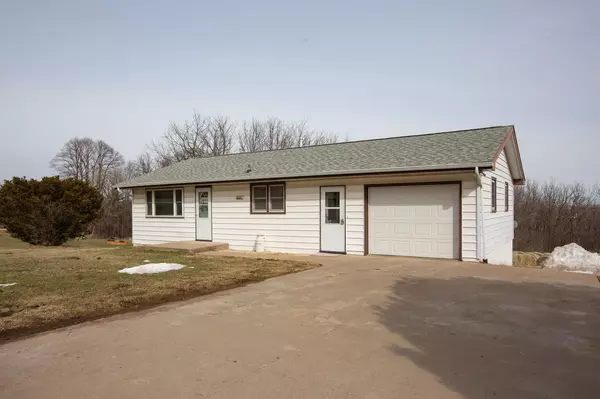 582 County Road Z, Hazel Green, WI 53811