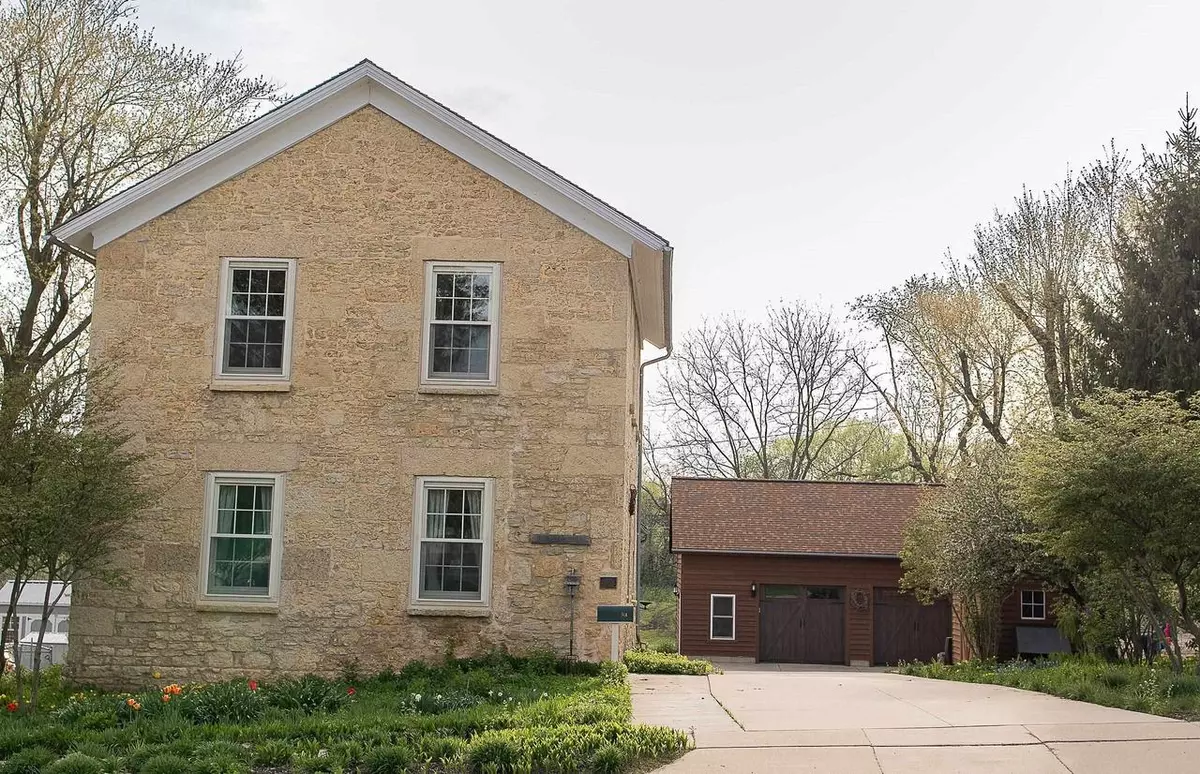 Dodgeville, WI 53533,914 N Bequette Street