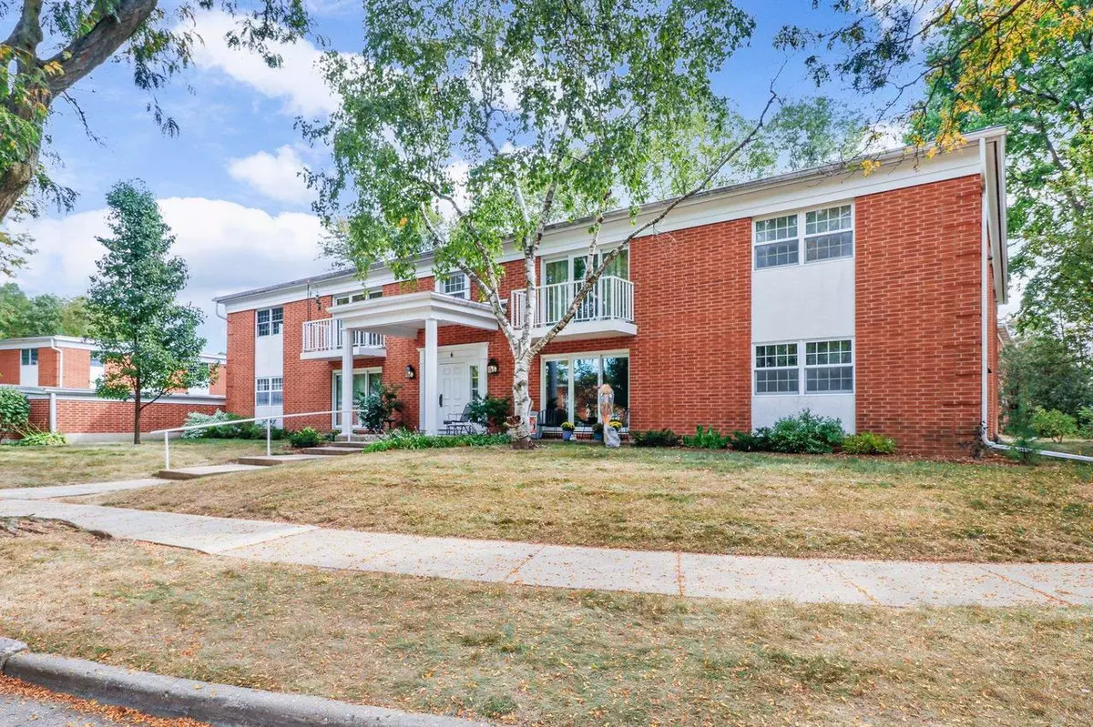 Madison, WI 53711,6 Heritage Circle #6