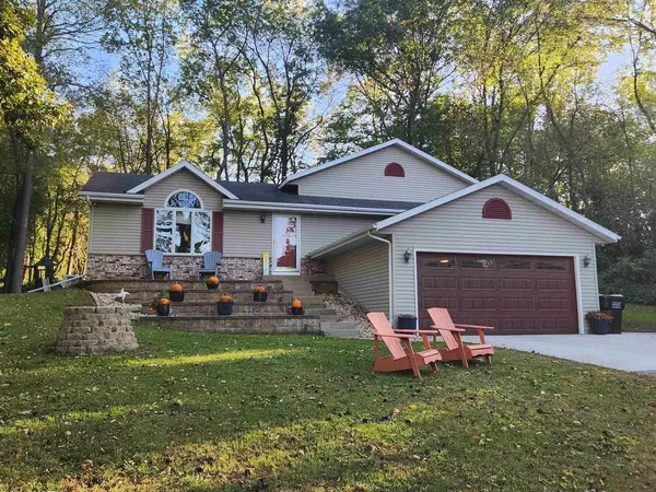 1244 E Lakeside Drive, Edgerton, WI 53534