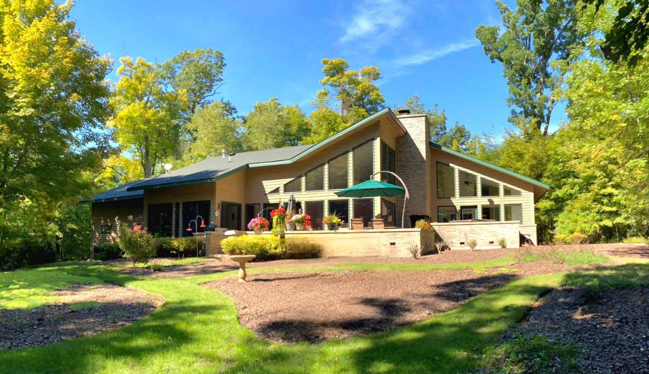 W3303 W Lake Forest Lane, Lake Geneva, WI 53147