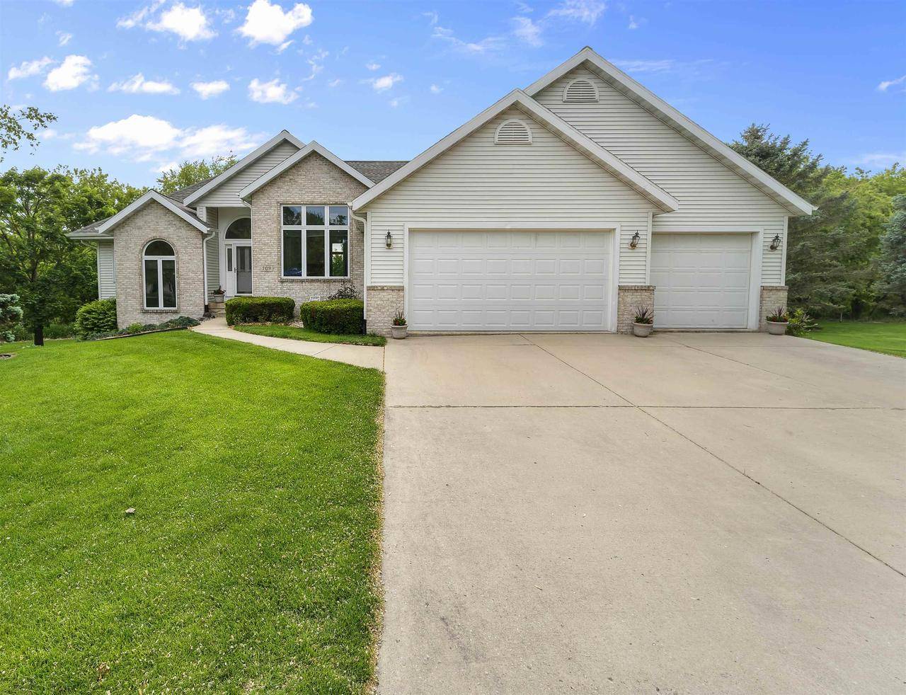 709 N Parkview Street, Cottage Grove, WI 53527