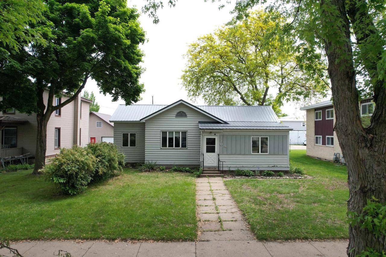 220 S Wacouta Avenue, Prairie Du Chien, WI 53821