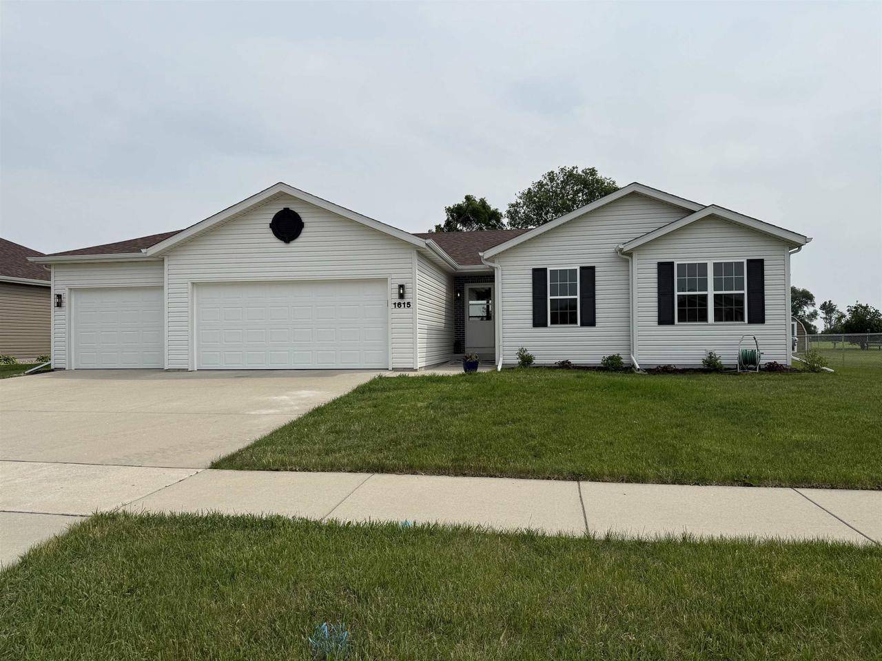 1615 Prairie Knoll Drive, Janesville, WI 53546