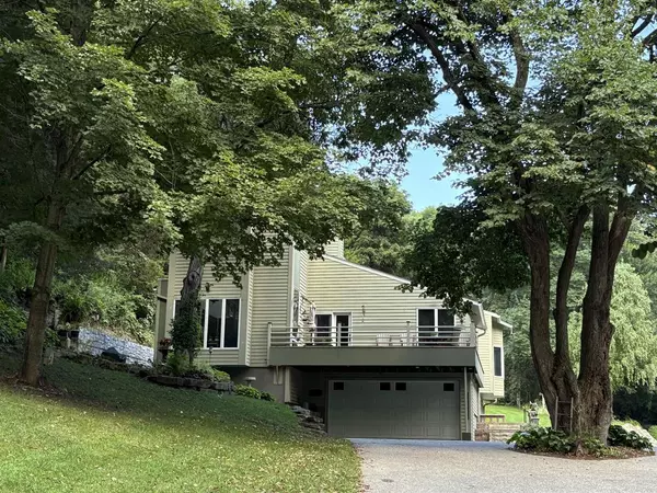 62834 Collins Lane, Prairie Du Chien, WI 53821