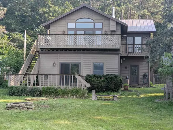 W8076 Eagle Court, Oxford, WI 53952