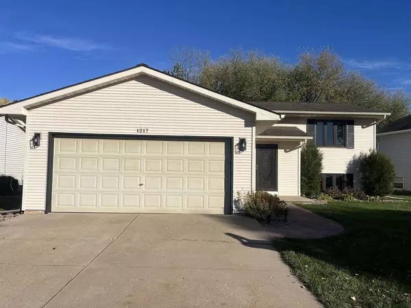 1217 Wheatfield Way, Oshkosh, WI 54904