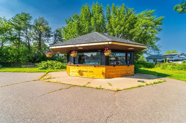 1707 MERRILL AVENUE #RASPBERRY CAKE, Wausau, WI 54401