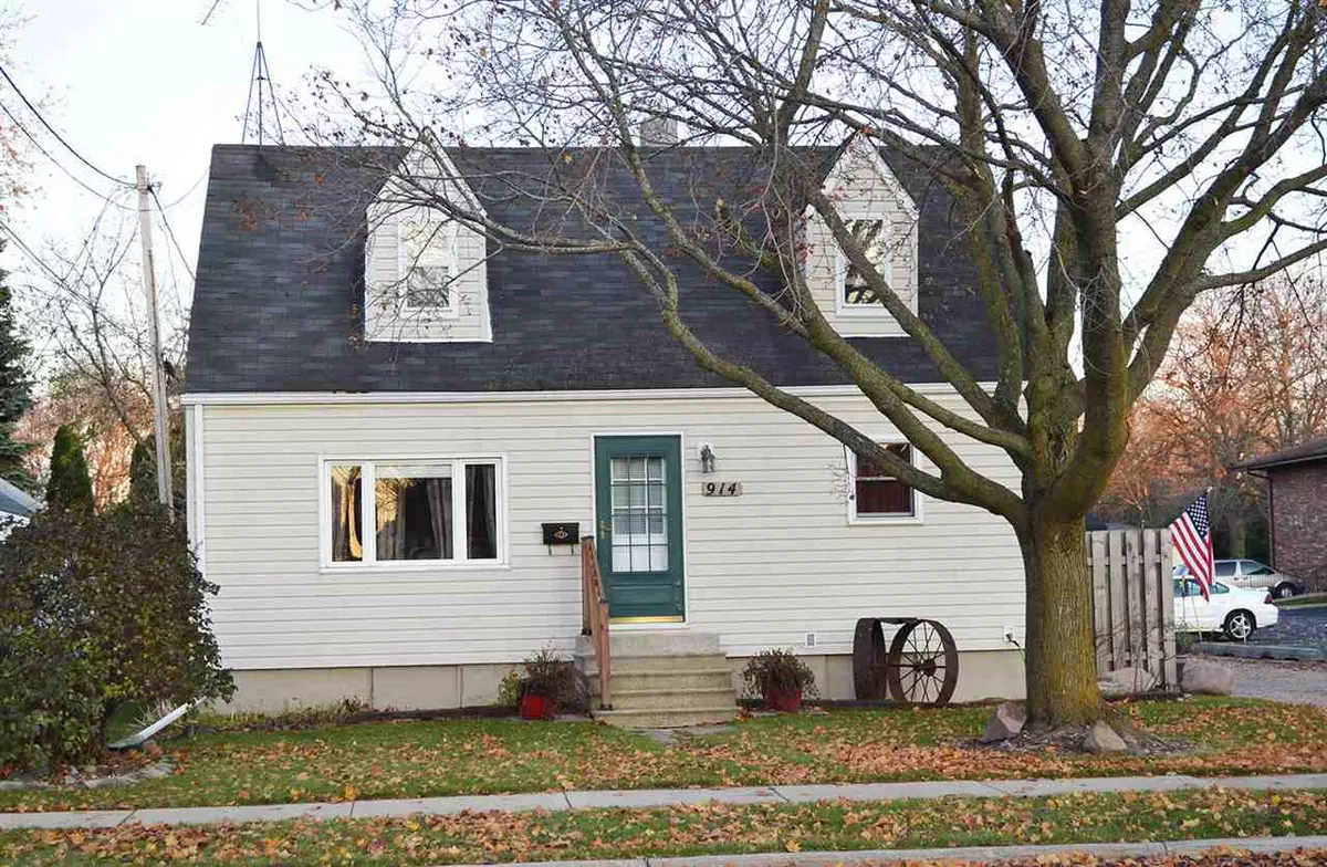 Neenah, WI 54956,914 MAPLE STREET