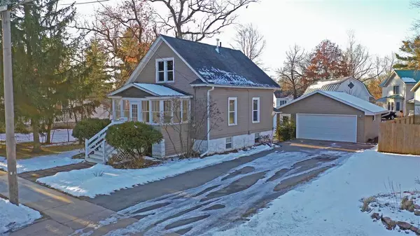 720 SCHOOL STREET, Waupaca, WI 54981