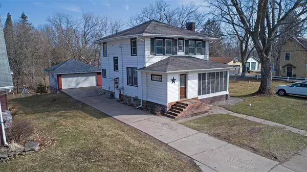 426 W FULTON STREET, Waupaca, WI 54981