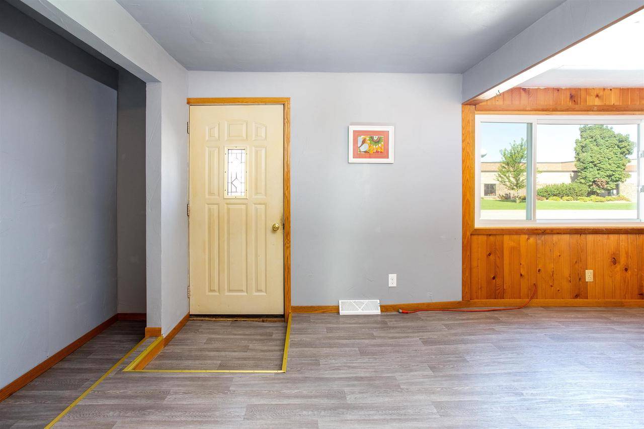 Little Chute, WI 54140,912 GRAND AVENUE