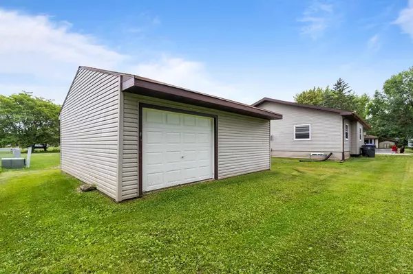 New London, WI 54961,525 OAK RIDGE LANE