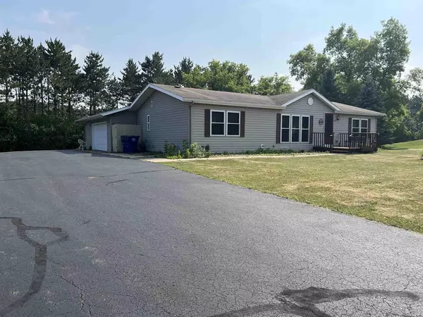 365 KING OLAVS LANE, Iola, WI 54945