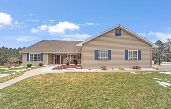 5761 W CEDAR CREST COURT, Appleton, WI 54914