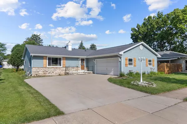 2215 N MEADE PLACE, Appleton, WI 54911