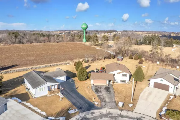 Cascade, WI 53011,605 KINGS CT