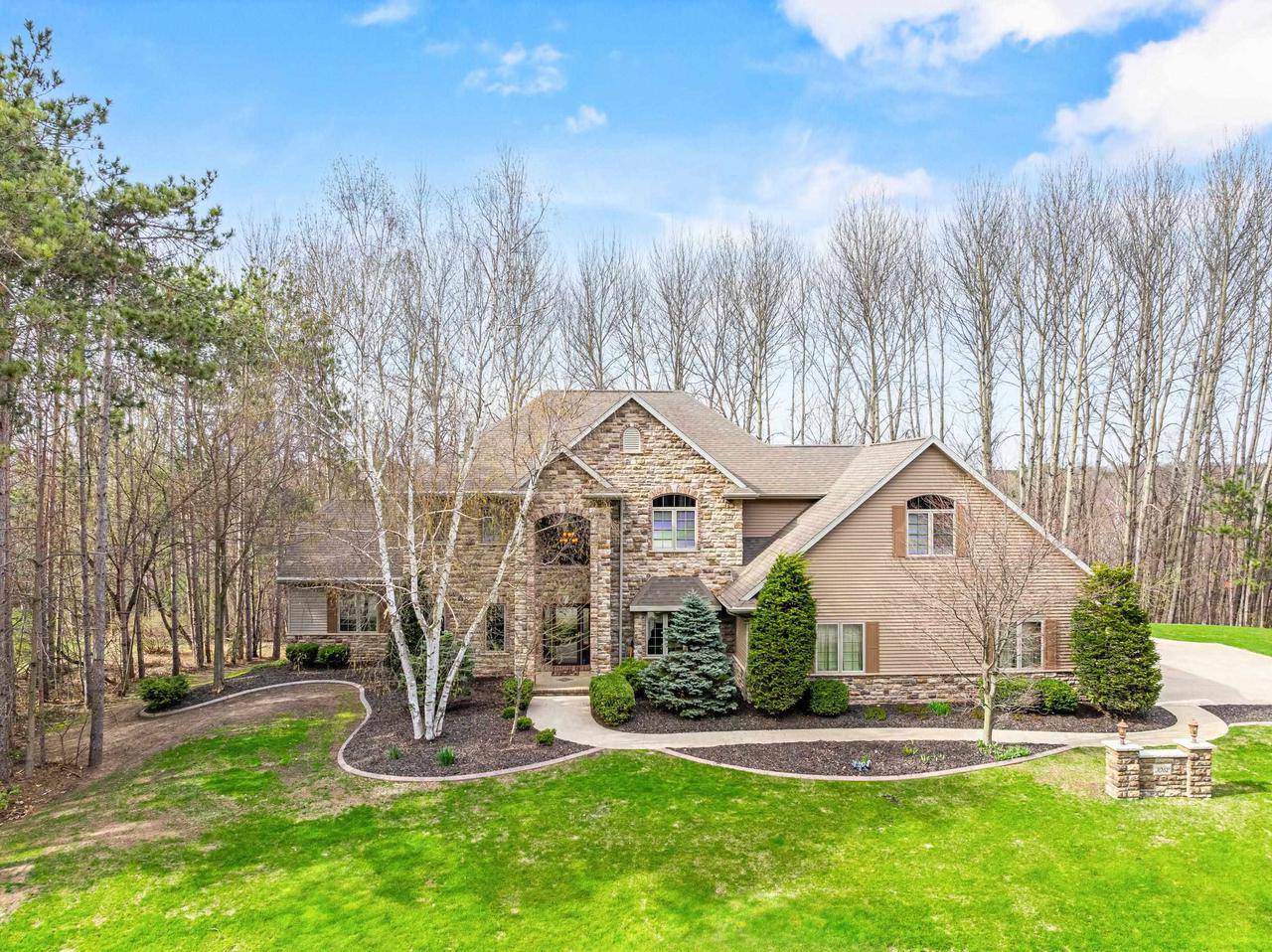 3062 HAWK RIDGE TRAIL, Suamico, WI 54313