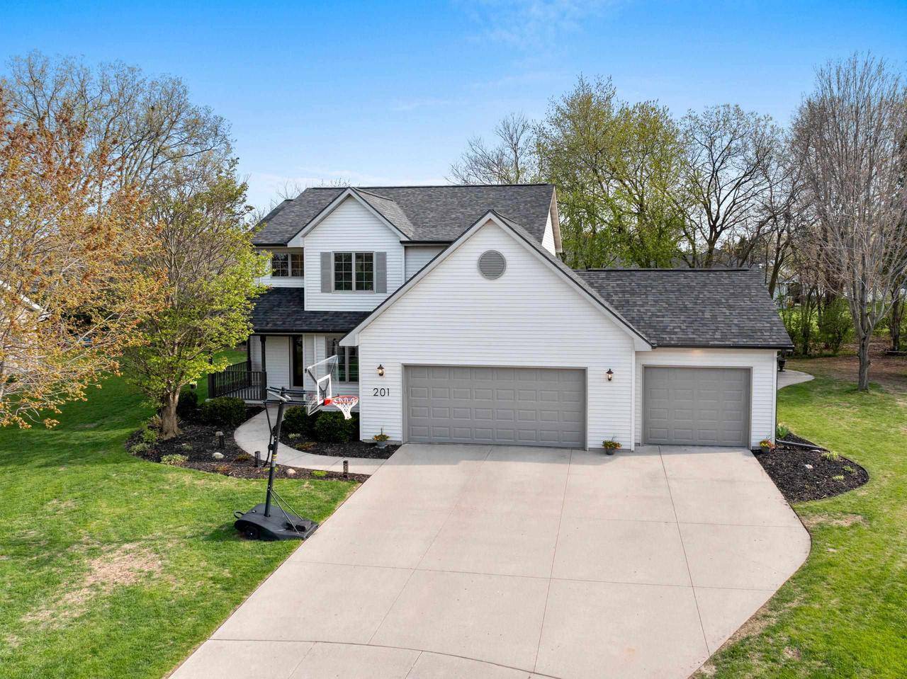 201 RIVA RIDGE LANE, Neenah, WI 54956