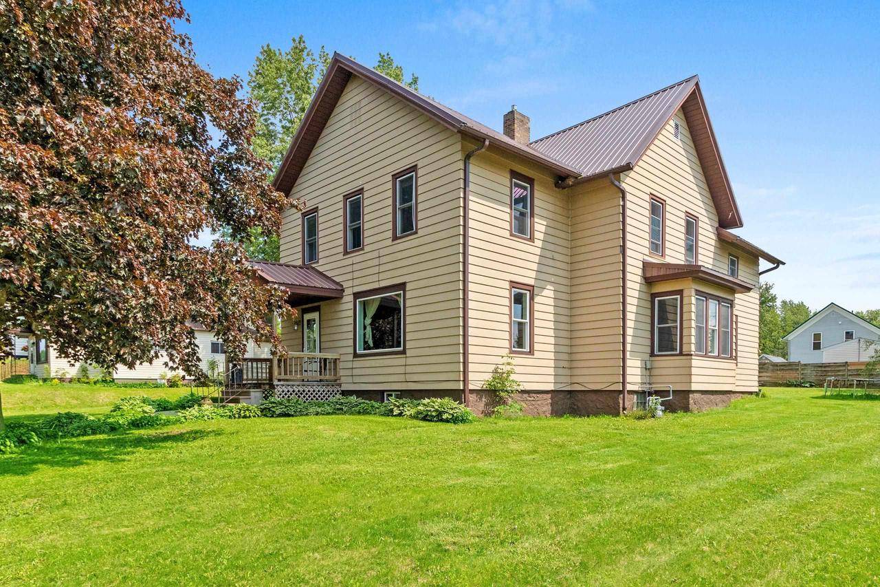 110 E FREEBORN STREET, Cecil, WI 54111