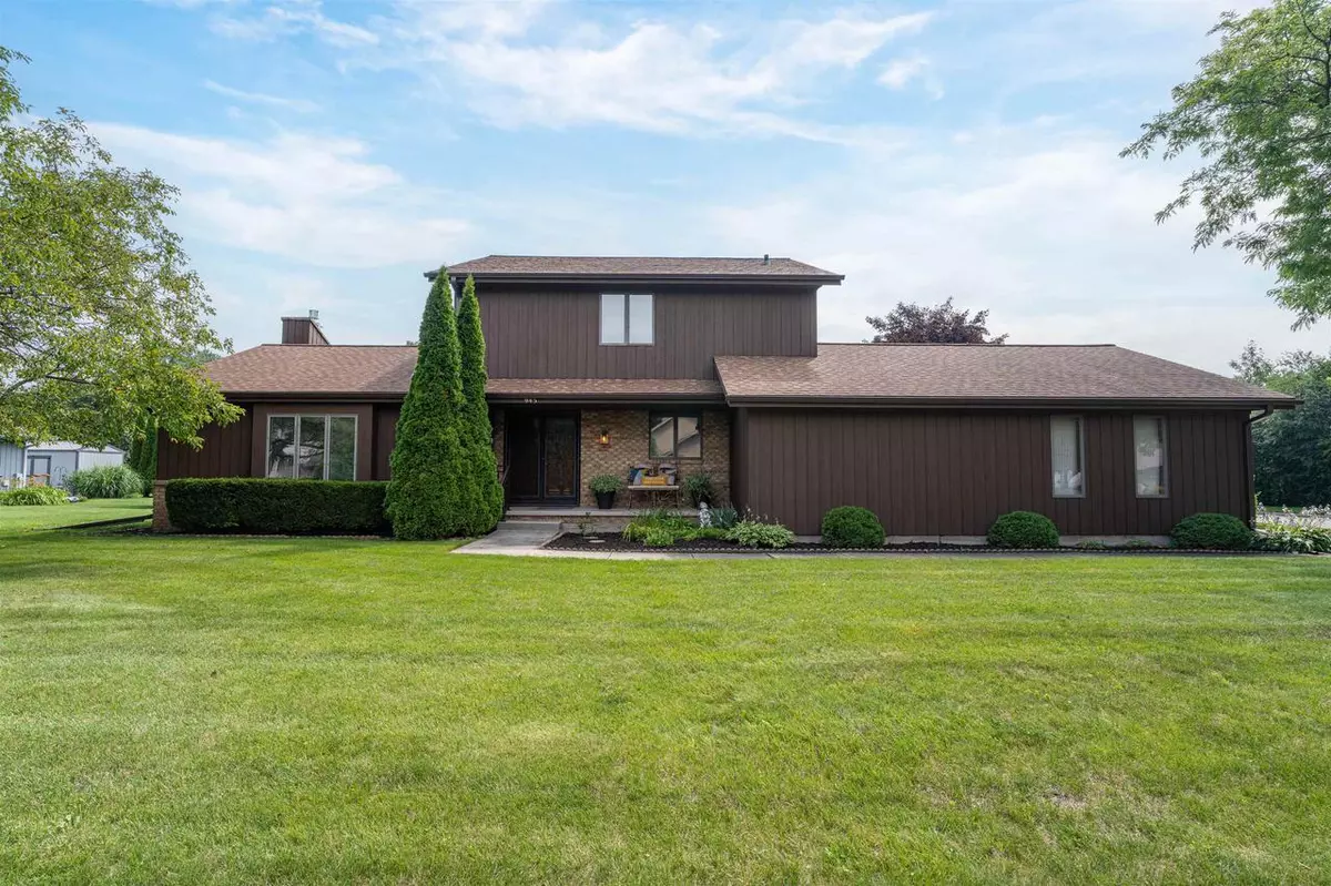 Menasha, WI 54952,945 ELMWOOD DRIVE