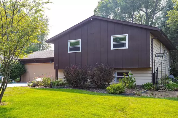 3323 N MORRISON STREET, Appleton, WI 54911